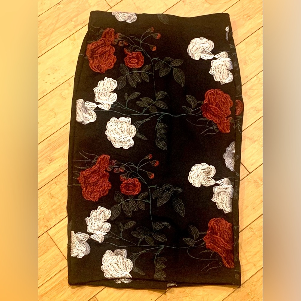 BEIGE BY ECI Black Floral Pencil Skirt